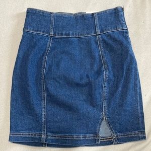 Women junior’s SO mini skirt high rise.